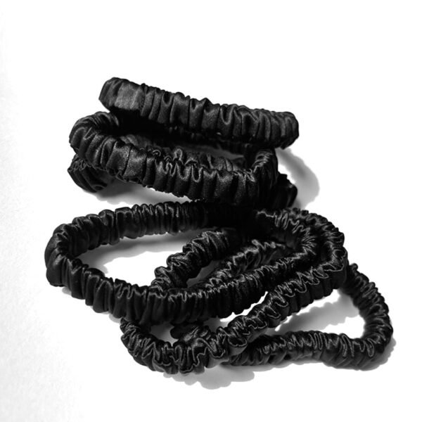 Matu gumijas no melna zīda